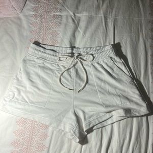 Comfy pair of white sweat pants style shorts!